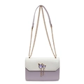 Borsa bicolore bianca e viola con chiusura a testa di gatto e tracolla a catena dorata - Viola