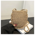 Sac bandoulière en paille beige avec bords festonnés et texture en raphia tissé main - Kaki