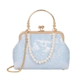 Elegante hellblaue Abendtasche mit Perlengriff und floral strukturiertem Seidenstoff - Wolken-Textur-Stil / Hellblau