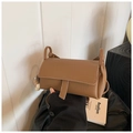 Sac bandoulière en cuir grainé marron avec un pendentif décoratif en boule de poil - Brun Jaune sans Pendentif
