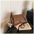Sac bandoulière marron en cuir grainé avec un charmant pendentif en peluche - Café sans Pendentif