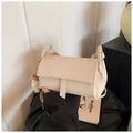 Sac bandoulière beige en cuir grainé avec pendentif en tricot et rabat élégant - Blanc avec pendentif