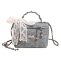 Hellblaue Jeans-Box-Tasche mit Steppnähten, Kettengriff und weißer Spitzenschleife - Hellblau