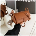 Sac bandoulière marron en cuir grainé avec coutures blanches et breloque peluche - Marron avec pendentif