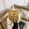 Mini zaino giallo con trapuntatura a cuore e spallacci a catena eleganti per donna - Giallo