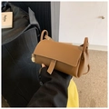 Sac bandoulière en cuir marron caramel avec texture litchi et surpiqûres contrastées - Marron Jaunâtre Avec Pendentif