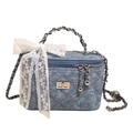 Gesteppte hellblaue Jeans-Box-Tasche mit Silberkette und weißer Spitzenschleife - Dunkelblau