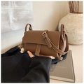 Sac bandoulière en cuir grainé marron avec surpiqûres blanches et pompon doux - Café avec Pendentif