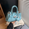 Sac à main bleu clair en cuir grainé avec fermoir rotatif argenté et breloque cœur - Bleu