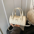 Sac à main crème matelassé en forme de cœur avec nœud métallique et bandoulière - Blanc