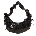 Schwarze Lackleder-Halbmondtasche mit Scrunchie-Griff und Schnürdetails an den Seiten - Schwarz