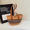 Grande borsa tote intrecciata con strisce nere e cinturini in pelle marrone per l'estate - Nero