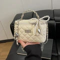Sac bandoulière matelassé blanc crème avec nœud en perles et chaîne en métal - Blanc