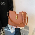 Bolso bandolera de cuero marrón con borde asimétrico y cierre dorado en color caramelo - Marrón