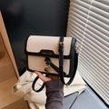 Bolso bandolera beige con patrón de espiga, ribete de cuero negro y detalles dorados - Negro & Blanco