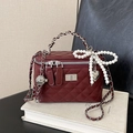 Mini sac à main bordeaux en cuir matelassé avec poignée chaîne et breloque perle - Bordeaux