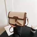 Bolso bandolera de tejido beige con ribete de cuero marrón y detalle de aro dorado - Marrón y Blanco