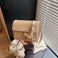 Bolso bandolera de paja tejida minimalista con ribete de cuero beige y cierre de metal - Caqui