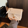 Bolso bandolera de tejido beige con ribete de cuero y colgante dorado - Blanco