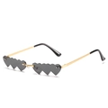 Lunettes de soleil cœur originales avec verres gris et monture dorée ondulée vue de côté à 45° - En stock / Monture dorée standard avec verres gris-noir