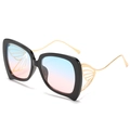 Lunettes de soleil papillon avec monture noire, branches dorées et verres dégradés - Monture Noire / Verres Bleu-Rose