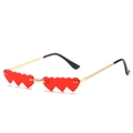 Lunettes de soleil rouges sans monture en forme de cœur avec branches en métal doré - En stock / Standard (incl. TVA 13 %) monture dorée avec verres bordeaux