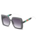 Lunettes de soleil carrées avec monture grise et branches rayées multicolores tendance - Monture Grise Verres Gris