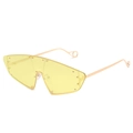 Moderne Cat-Eye-Schild-Sonnenbrille mit gelben Gläsern und goldenen Metallnietendetails - Goldener Rahmen Gelbe Gläser