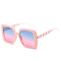 Lunettes de soleil carrées roses avec verres dégradés bleu-rose et branches rayées - Monture Rose Verres Bleu Rose