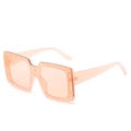 Vierkante zonnebril in doorschijnend perzikroze met zilveren klinknagels details - Roze Frame / Roze Lenzen