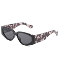 Schicke Camouflage-Sonnenbrille mit schwarzem geometrischem Rahmen und Leoparden-Bügeln - Schwarzer Rahmen / Schwarze Gläser