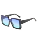 Lunettes de soleil carrées noires avec verres dégradés bleus et rivets argentés - Monture Noire Verre Bleu Vert