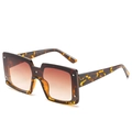 Lunettes de soleil carrées léopard vintage avec rivets argentés et verres dégradés marron - Monture Léopard Verres Thé Dégradés