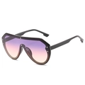 Übergroße schwarze Shield-Sonnenbrille mit lila-orangefarbenem Farbverlauf und Nieten - Schwarzer Rahmen Grau Rosa Gläser