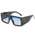 Occhiali da sole squadrati neri con lenti sfumate blu-arancio e borchie dorate - Montatura Nera / Lente Blu-Giallo