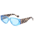 Blaue transparente Cat-Eye Sonnenbrille mit modischen Bügeln im Leopardenmuster - Blauer Rahmen / Blaue Gläser