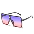Lunettes de soleil carrées oversize avec monture noire et verres dégradés violets cloutés - Monture Noire / Verres Bleu-Rose