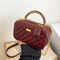 Borsa a tracolla bordeaux trapuntata con manico dorato e catena per donna elegante - Borgogna