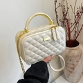 Borsa a tracolla trapuntata bianca con manico in metallo dorato e catena per donna - Bianco