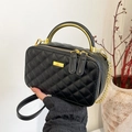 Dettaglio borsa trapuntata nera con elegante manico tondo in oro e tracolla a catena - Nero