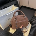 Sac Boston marron mat avec chaîne cœur argentée et bandoulière réglable - Marron