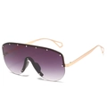 Lunettes de soleil bouclier oversize avec verres dégradés violets et rivets argent - Monture Dorée Verres Gris Dégradés