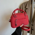 Sac bowling rouge en similicuir avec pendentif coeur et bandoulière amovible - Rouge