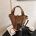Bolso cubo de tela vaquera marrón y gris oscuro con adornos de cuero sintético y oro - Marrón