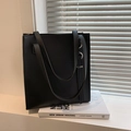 Bolso tote minimalista de cuero sintético negro con herrajes plateados y asas largas - Negro