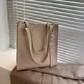 Bolso tote minimalista de cuero beige con detalles de metal plateado elegante - Caqui