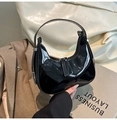 Détail du sac hobo croissant en cuir verni noir brillant avec détails métalliques argentés - Noir