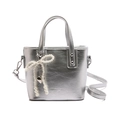 Borsa a secchiello metallizzata argento con fiocco di perle e tracolla regolabile - Argento
