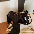 Elegante borsa baguette in vernice marrone scuro con fibbia a ferro di cavallo dorata - Marrone