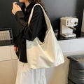 Borsa a secchiello bianca minimalista in pelle con tracolla larga e finitura lucida - Bianco